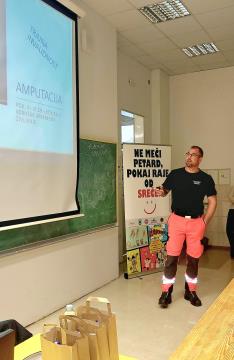 Bodi zvezda ne meči petard (11)